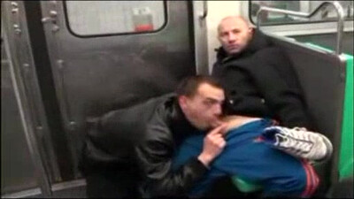 Брюнет внезапно отсосал у сексуального гея в переполненном метро!
