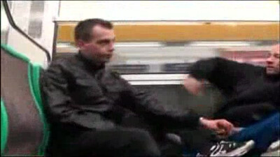 Брюнет внезапно отсосал у сексуального гея в переполненном метро!