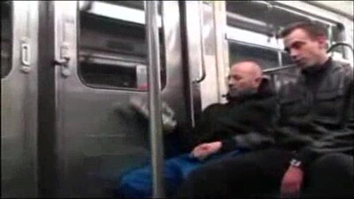 Брюнет внезапно отсосал у сексуального гея в переполненном метро!