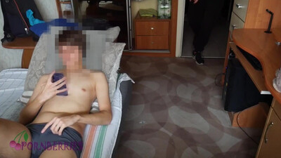 Красавчик попал в руки грабителя: связан и отчаянно пытается сбежать
