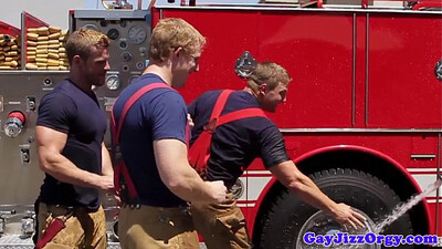 Голые солдаты-геи кончают струями в упругую задницу