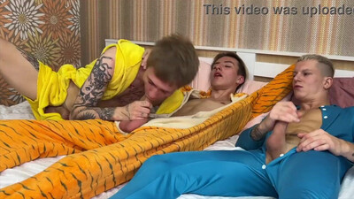 На пижамной вечеринке парни устроили жесткий секс — шокирующая правда