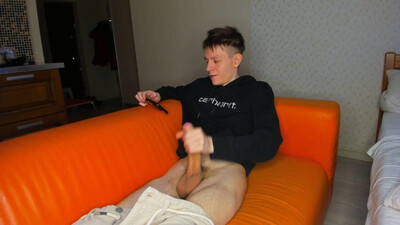 Звезда Twink случайно выдавила стержень — и вот такой мощный выброс семени, что мало не показалось