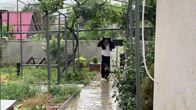Друг застукал меня голой и кончил жёстко – (я отсосала, а он трахнул меня по полной)