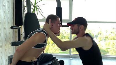 Тренер трахнул своего красавчика прямо на тренажере - 501