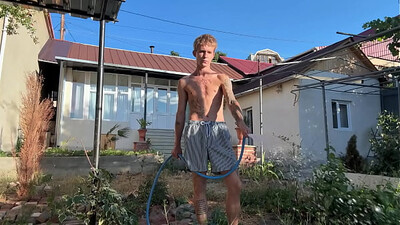 Горячий садовник поливает цветы, а потом boss дёргает его жёстко – невероятная анальная игра