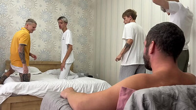 Четыре стройных парня веселятся с отчимом, пока мама дома отсутствует