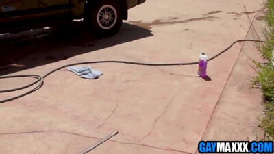 Молодой мойщик машин получил неожиданное предложение от сексуального отца семейства