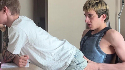 Мой злой сводный брат пришел помочь мне с домашним заданием, но случилось нечто совершенно другое