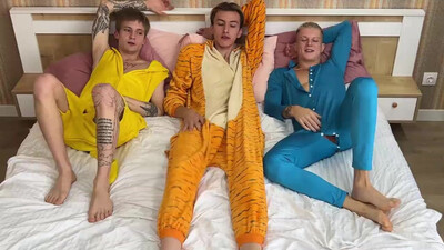 Два парня начали играть, а закончили трахаться: милый твинк стал центром оргии, все кончили внутри него