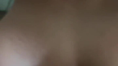 Ты не поверишь, что этот богатый мужик сделал с невинной геевской попкой на камеру — без резинки, только сперма