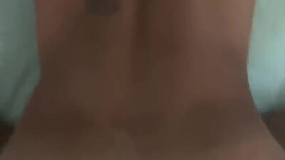 Ты не поверишь, что этот богатый мужик сделал с невинной геевской попкой на камеру — без резинки, только сперма