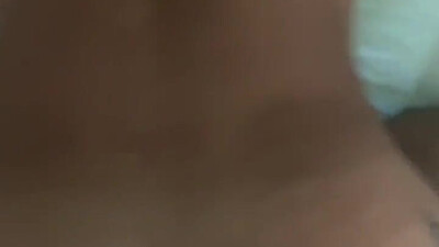 Ты не поверишь, что этот богатый мужик сделал с невинной геевской попкой на камеру — без резинки, только сперма