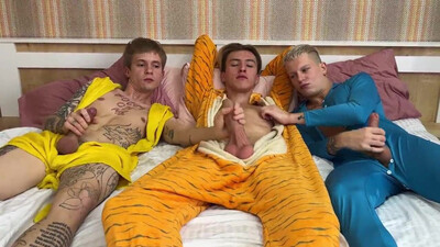 Трое милых парней играли, а потом им стало скучно — и они начали трахаться