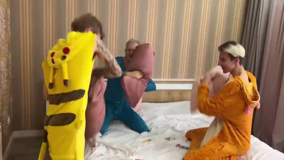Милые парнишки играли друг с другом и неожиданно перешли к соблазну — что произошло дальше, удивляет