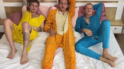 Милые мальчики с большими членами занимаются горячим сексом и кончают в анал