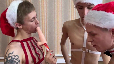 А вот это еще что за шедевр? Мужчина с достоинством впихнул в тесную попку худого парня