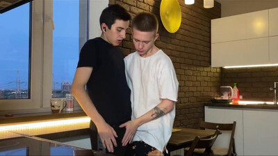 Этот парень пришёл в гости, а она сделала ему такую минетку, что он кончил в два счёта