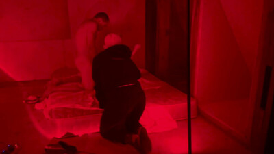 ТРИ ПАРНЯ УСТРОИЛИ ЖАРКИЙ ГРУППОВОЙ СЕКС В ПОКИНУТОМ МЕСТЕ НА ХЭЛЛОУИН