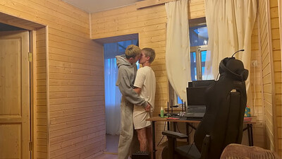 Друг позвал твика на секс, пока его парень отдыхал — подробности в No55
